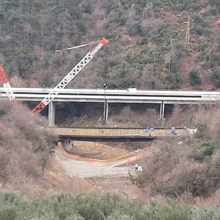 Crollo viadotto A6 Torino Savona: posato il ponte in acciaio, entro il 7 marzo la possibile riapertura (VIDEO)