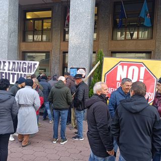 Davanti alla sede della Provincia la protesta di chi dice no al deposito rifiuti a Clavesana [VIDEO]