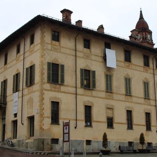 Bra espone un drappo bianco per sensibilizzare sul tumore al polmone Bra espone un drappo bianco per sensibilizzare sul tumore al polmone