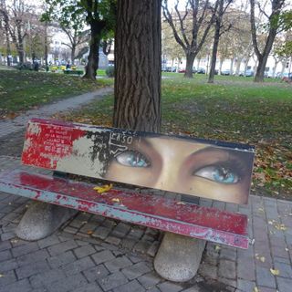 Anche sotto la Zizzola (qui in piazza Roma) le panchine dipinte di rosso contro la violenza di genere