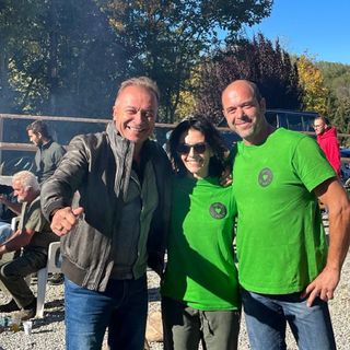 Paolo Bongiovanni col sindaco Simona Rossotti e il presidente dell'associazione "Amici di Perlo" Lorenzo Benzo