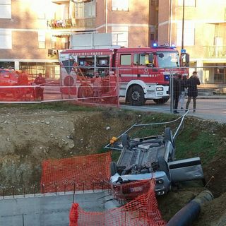 Auto esce di strada a Mondovì e si cappotta nel cantiere dello "scaricatore"