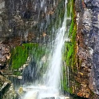 Il Pis del Pesio è alla sua massima potenza: è la stagione perfetta per ammirare la cascata