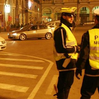 Controlli notturni della Polizia locale a Cuneo: sanzionato 33enne ubriaco alla guida