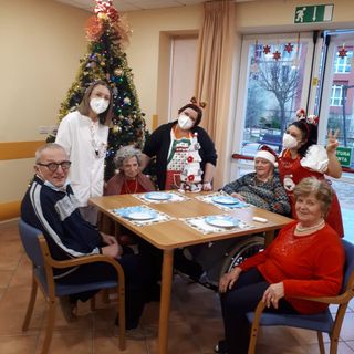 Serenità e tavole allestite a tema in spazi distinti adibiti a refettori: il pranzo di Natale alla casa di riposo di Canale Serenità e tavole allestite a tema in spazi distinti adibiti a refettori: il pranzo di Natale alla casa di riposo di Canale