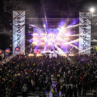 Quindicimila braccialetti illuminati nella Conca di Prato per lo show di J Ax