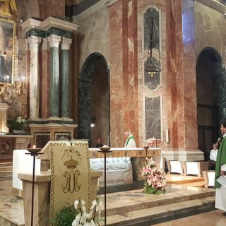 In foto: la preghiera di supplica a Maria del rettore don Enzo Torchio