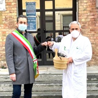 Davide Nerattini, a destra, accolto dal sindaco canalese Enrico Faccenda