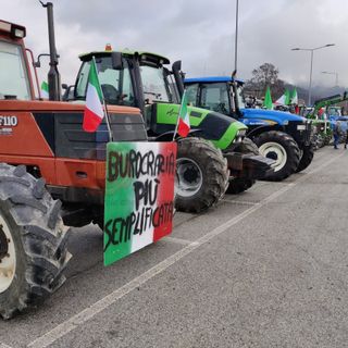 Centocinquanta trattori in protesta a Santo Stefano Belbo: “Vogliamo risposte concrete” [FOTO E VIDEO]