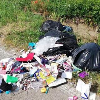 Gettare rifiuti dall’auto: ora si rischiano fino a 18mila euro e la sospensione della patente