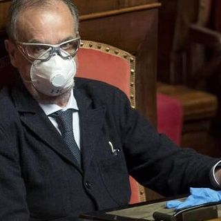 Calderoli contro De Luca: “Io, malato oncologico, faccio la fila” Calderoli contro De Luca: “Io, malato oncologico, faccio la fila”