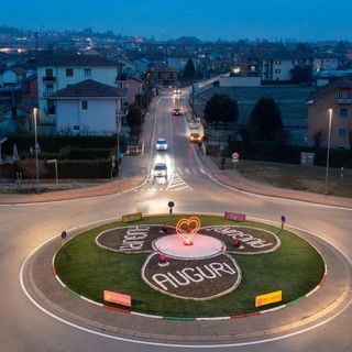 Per San Valentino il cuore di Gruppo Piumatti Bra Servizi illumina la rotonda di via Piumatti a Bra