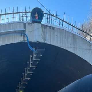 La statua di Santa Barbara veglia sull'imbocco del Tenda-bis in attesa del suo completamento La statua di Santa Barbara veglia sull'imbocco del Tenda-bis in attesa del suo completamento