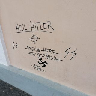 Alba, alla stazione ferroviaria del Mussotto scritta inneggia a Hitler e alle SS