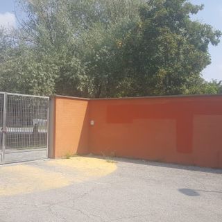 Atti vandalici sui muri della scuola media 3 di Bra: indagini in corso da parte della polizia municipale