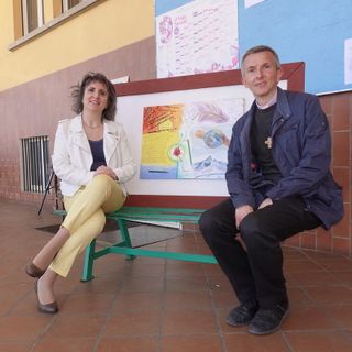 Silvia Gullino con don Alessandro Borsello e, in mezzo, l’opera a 7 mani