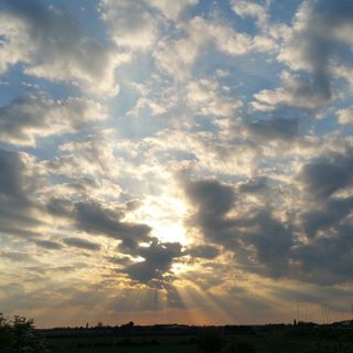 Settimana variabile, tra cieli nuvolosi, rapide perturbazioni e temperature ballerine