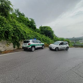 Autocarro perde gasolio, provinciale 661 a Cherasco chiusa al traffico per tre ore