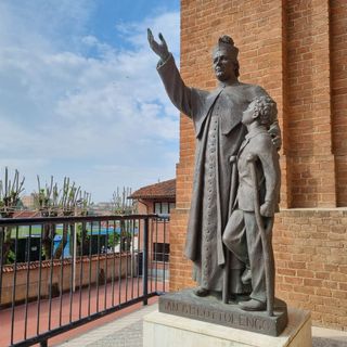 In foto la statua del Cottolengo presso il Santuario nuovo della Madonna dei Fiori, a Bra