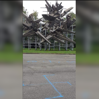 Svastiche e croci celtiche davanti al Monumento della Resistenza di Cuneo e a Boves, la città dei due eccidi nazisti