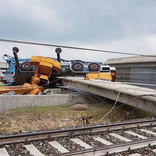 La gru sui binari del treno, immagine d'archivio