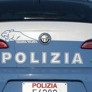 Finisce con l'auto contro un lampione, la Polizia lo trova ubriaco: denunciato un 28enne Finisce con l'auto contro un lampione, la Polizia lo trova ubriaco: denunciato un 28enne