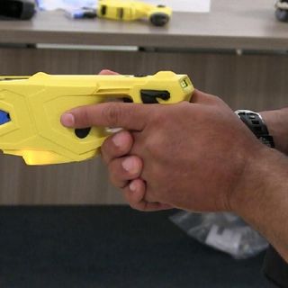 Il sottosegretario Molteni: "Da lunedì il taser arriva a Cuneo"