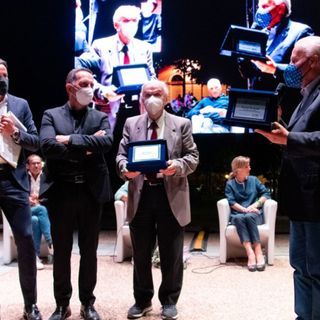 Nella foto, Renzo Tealdi in occasione della serata "Bici e Campioni" organizzata nel giugno 2021 riceve il premio dall'ATL del Cuneese.