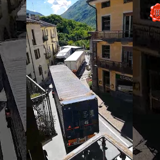 “E' così tutti i giorni, non ne possiamo più”: ancora Tir incastrati nel centro di Demonte [VIDEO]