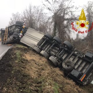 Tir si ribalta sulla provinciale 3 tra Barolo e Novello: autista in codice verde
