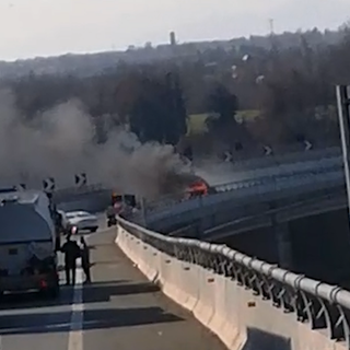 Auto prende fuoco sulla Torino-Savona nei pressi di Mondovì, traffico temporaneamente sospeso