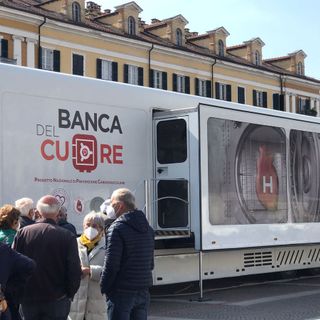 Il truck tour di "Banca del Cuore" fa tappa in piazza Galimberti a Cuneo Il truck tour di "Banca del Cuore" fa tappa in piazza Galimberti a Cuneo