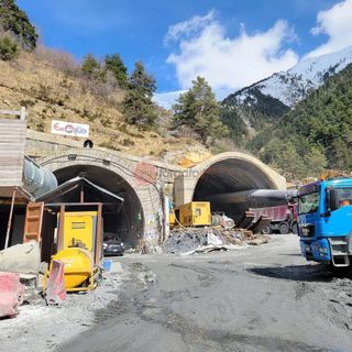 Il traforo eterno: trent’anni di promesse, dodici di cantiere e oggi si inaugura… un semaforo