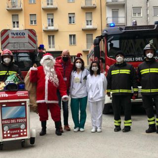 I vigili del fuoco consegnano i regali di Abio ai bambini in degenza al Santa Croce di Cuneo [FOTO E VIDEO]