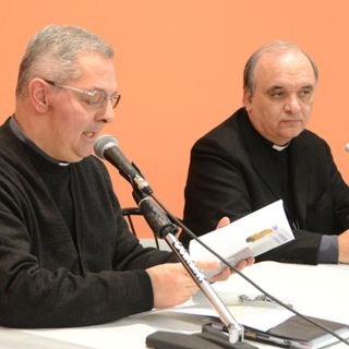 Don Claudio Carena col vescovo Marco Brunetti