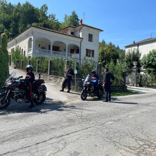 La strada che porta all'area boschiva dove è stato catturato Sacha