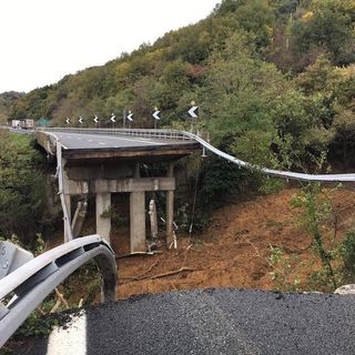 Il viadotto crollato oggi sulla A6