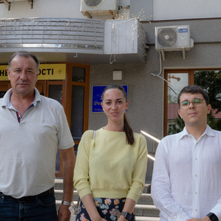 Edoardo Bosio a Buča, con Oleg Tsymbal, capo del dipartimento dell’istruzione del comunee Victoriia Danilova - Ph Anna Malyar