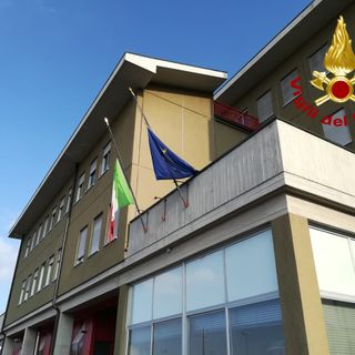 Le bandiere a mezz'asta nella caserma sede del comando provinciale