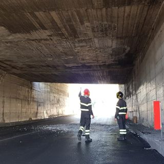 Cadono pezzi di cemento dal cavalcavia, chiusa la tangenziale di Mondovì verso l'autostrada