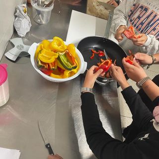 I ragazzi dipingono la panchina lilla, simbolo della giornata che si celebra domani 15 marzo