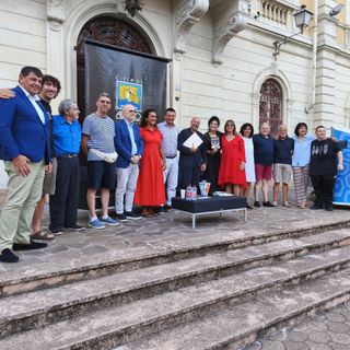 Alassio Aperilibro: narrazione, sapori e voci autorevoli nella piazza della Libertà Alassio Aperilibro: narrazione, sapori e voci autorevoli nella piazza della Libertà
