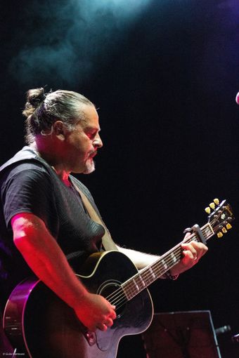 Sold out il concerto della voce storica dei Modena City Ramblers a Cherasco