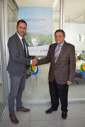 La firma dell’accordo. Da sinistra il responsabile commerciale del settore retail di Egea, Alessandro Pasquero, e il presidente di “Federcasa” Fiorenzo Bosio