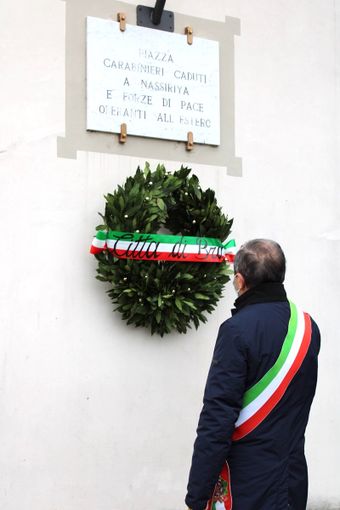 Bra ricorda i caduti di Nassiriya: corona d’alloro nella piazza intitolata ai Carabinieri vittime dell’attentato
