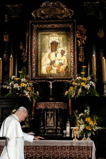 san Giovanni Paolo II in preghiera davanti alla Madonna Nera san Giovanni Paolo II in preghiera davanti alla Madonna Nera