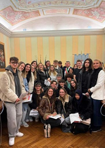 Dogliani festeggia i suoi diciottenni: consegnate in sala consiliare le Costituzioni ai nuovi cittadini Dogliani festeggia i suoi diciottenni: consegnate in sala consiliare le Costituzioni ai nuovi cittadini