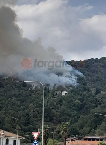 Revello, incendio in località Morra San Martino (FOTO AIB) Revello, incendio in località Morra San Martino (FOTO AIB)