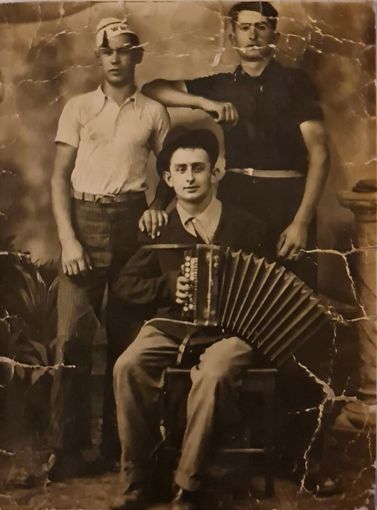 A sinistra Emilio Tourn in compagnia dell'amico Angelo Giachero con la fisarmonica e di una terza persona di cui non si conosce il nome