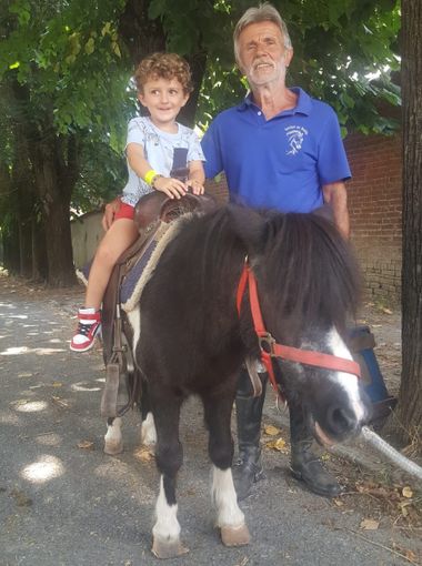 In foto Giorgio Revelli e un piccolo a cavallo